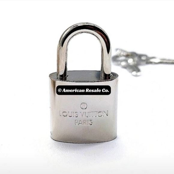 Louis Vuitton LV #315 Silver Lock Vintage and Rare PadLock Lock 2 Keys Necklace - Picture 6 of 10